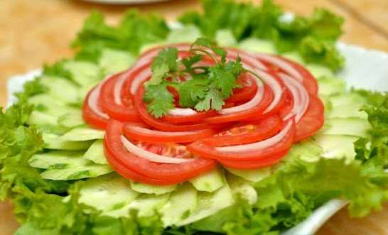 làm salad cà chua dưa chuột